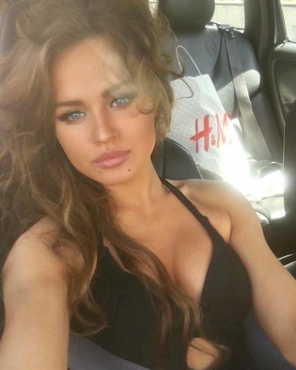 Rosie Mac taking a selfie