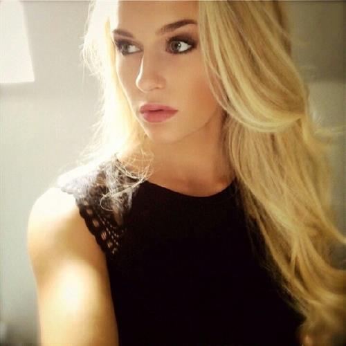 Anna Nyström taking a selfie