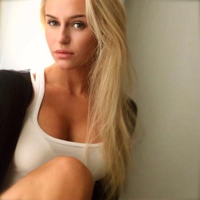 Anna Nyström taking a selfie