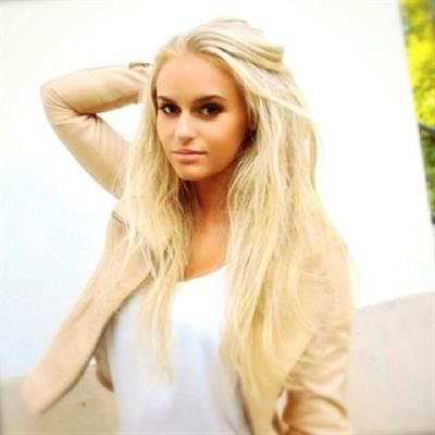 Anna Nyström taking a selfie