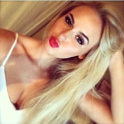 Anna Nyström taking a selfie