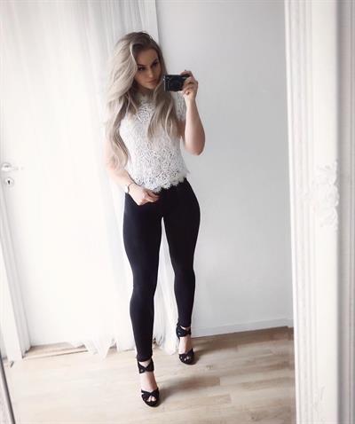 Anna Nyström in Yoga Pants taking a selfie