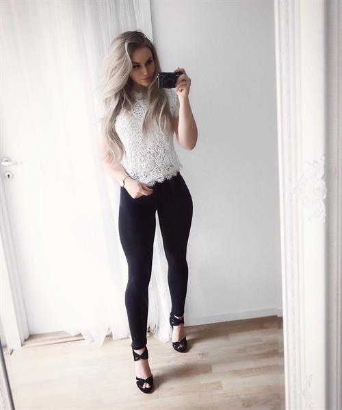 Anna Nyström in Yoga Pants taking a selfie