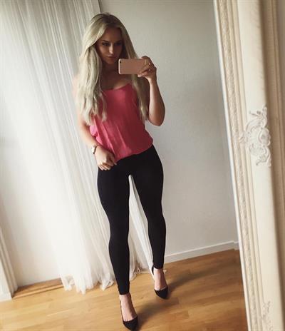 Anna Nyström taking a selfie