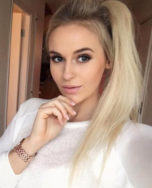Anna Nyström taking a selfie