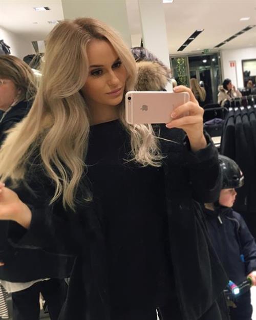 Anna Nyström taking a selfie