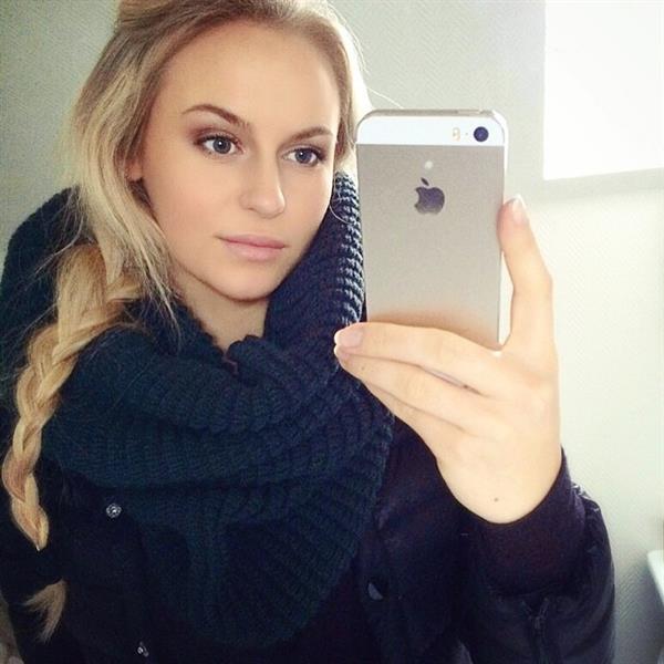 Anna Nyström taking a selfie