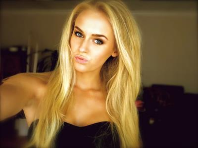 Anna Nyström taking a selfie