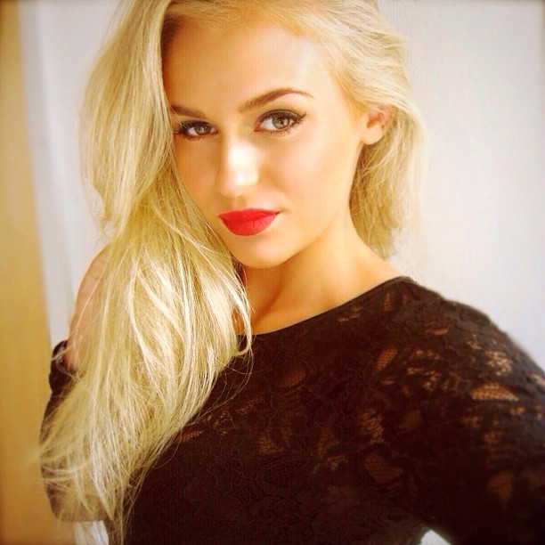 Anna Nyström taking a selfie