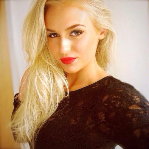 Anna Nyström taking a selfie