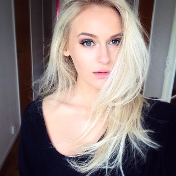 Anna Nyström taking a selfie