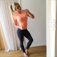Anna Nyström in Yoga Pants taking a selfie