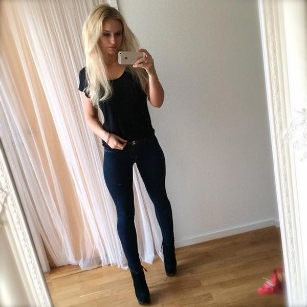 Anna Nyström taking a selfie