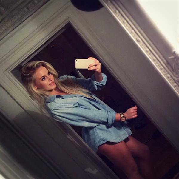 Anna Nyström taking a selfie