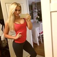 Anna Nyström in Yoga Pants taking a selfie