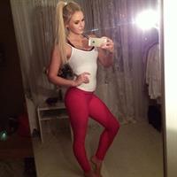 Anna Nyström in Yoga Pants taking a selfie