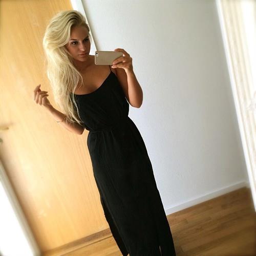 Anna Nyström taking a selfie