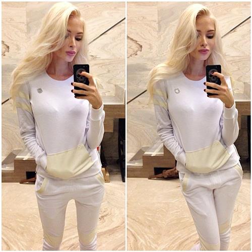 Aljona Shiskova taking a selfie