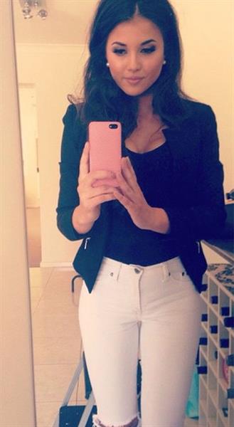 Aline Lima taking a selfie