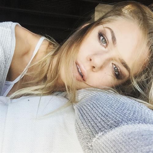 Brooke Hanmer taking a selfie