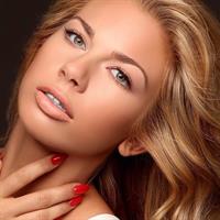 Brooke Hanmer taking a selfie