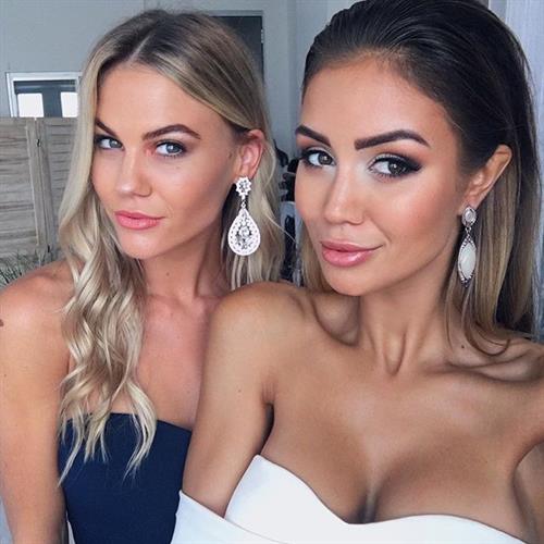 Pia Muehlenbeck taking a selfie