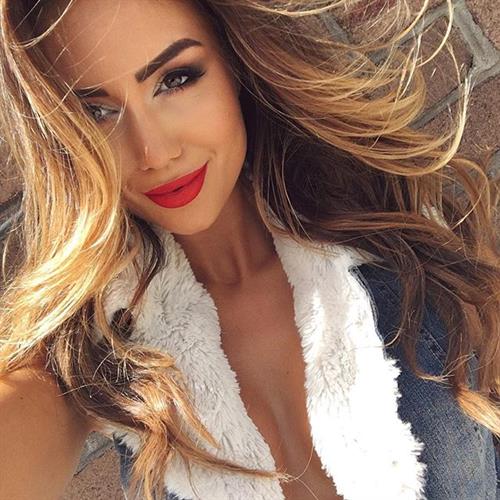 Pia Muehlenbeck taking a selfie