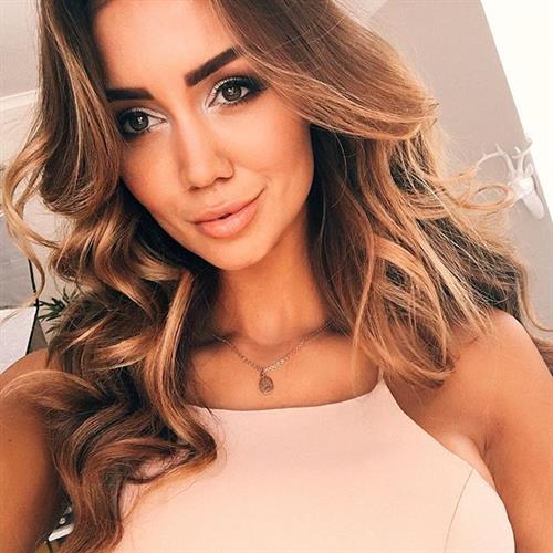 Pia Muehlenbeck taking a selfie