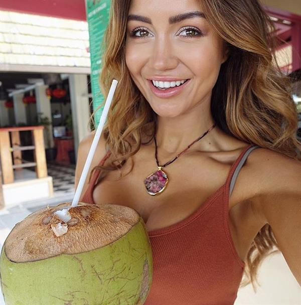 Pia Muehlenbeck taking a selfie