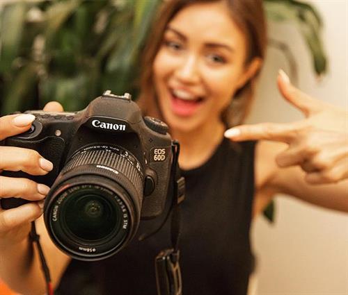 Pia Muehlenbeck taking a selfie