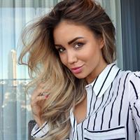 Pia Muehlenbeck taking a selfie