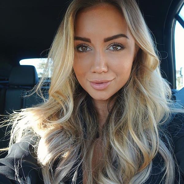 Pia Muehlenbeck taking a selfie