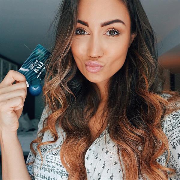 Pia Muehlenbeck taking a selfie