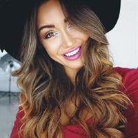 Pia Muehlenbeck taking a selfie