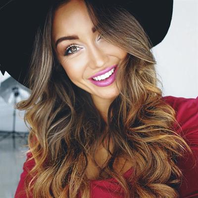 Pia Muehlenbeck taking a selfie