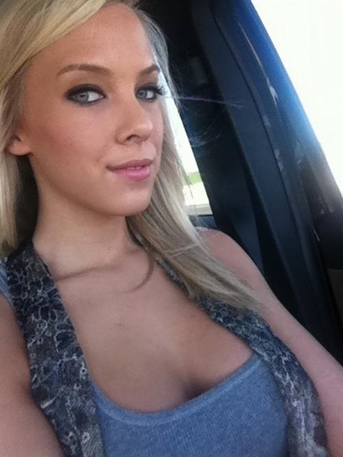 BiBi Jones taking a selfie