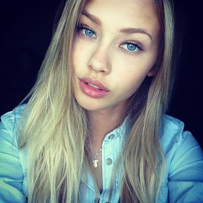 Hanna Edwinson taking a selfie