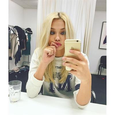 Hanna Edwinson taking a selfie