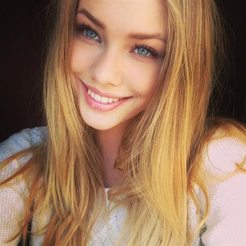 Hanna Edwinson taking a selfie