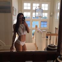Jen Selter taking a selfie