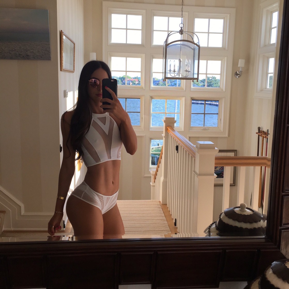 Jen Selter taking a selfie