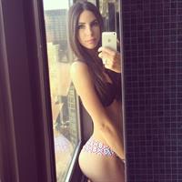 Jen Selter taking a selfie