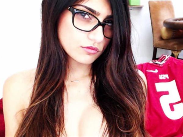 Mia Khalifa taking a selfie