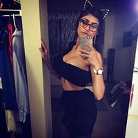 Mia Khalifa taking a selfie