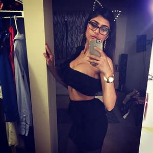 Mia Khalifa taking a selfie