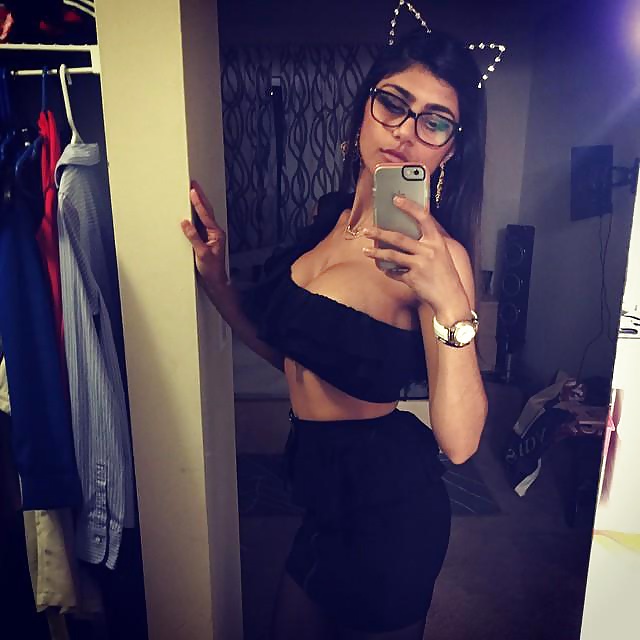 Mia Khalifa taking a selfie