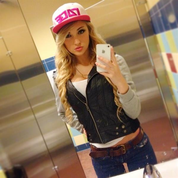 Anna Faith Carlson taking a selfie