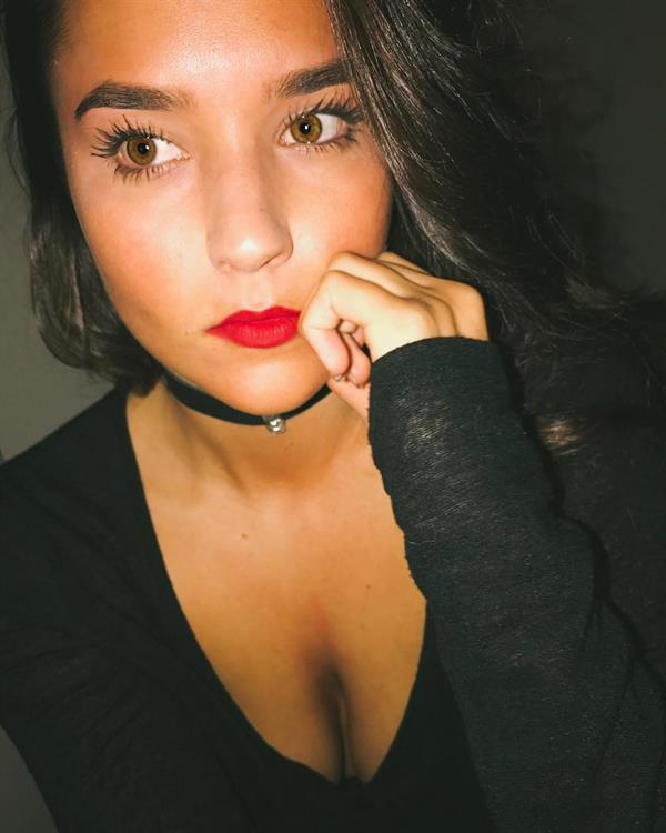 Rhiannon Fish taking a selfie