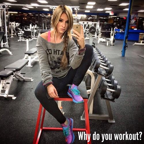 Paige Hathaway taking a selfie