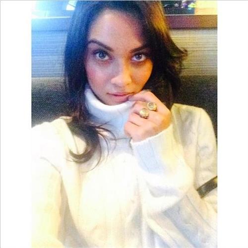 Shanina Shaik taking a selfie
